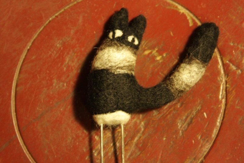 貓別針 cat in 3 colors felt pin - เข็มกลัด - ขนแกะ 