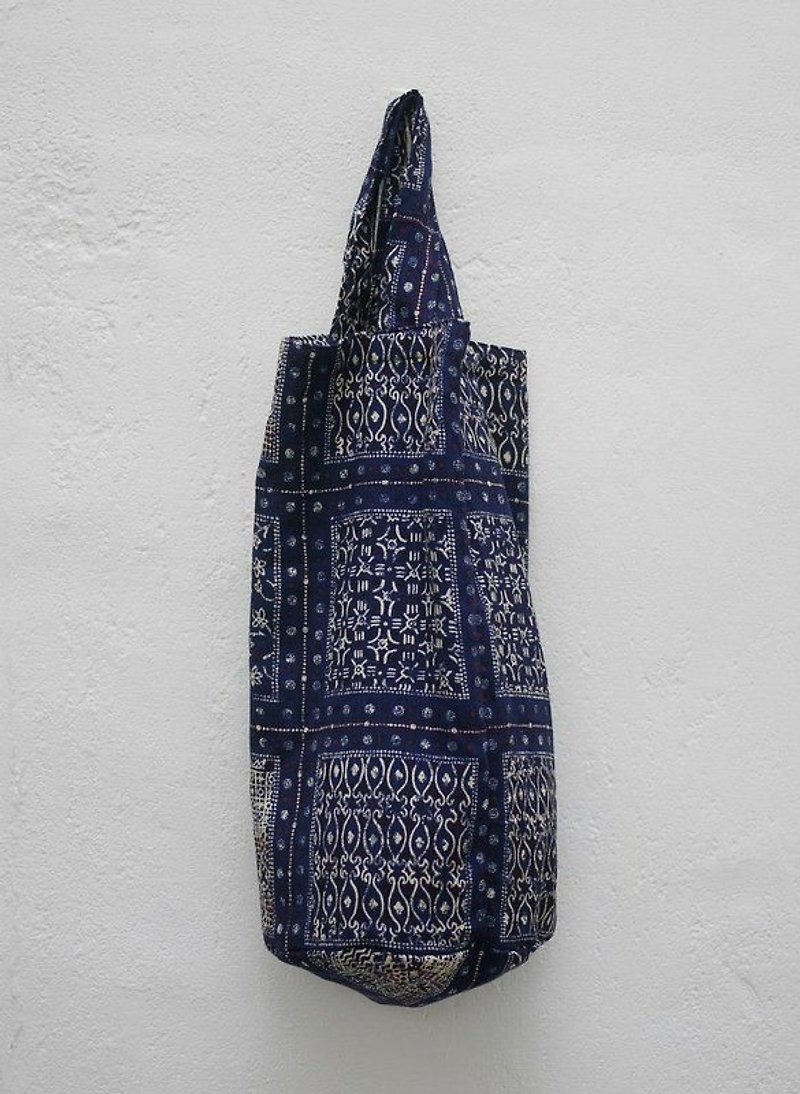 Clyde Cylinder Tote Bag — Print Fabric - กระเป๋าถือ - วัสดุอื่นๆ ขาว
