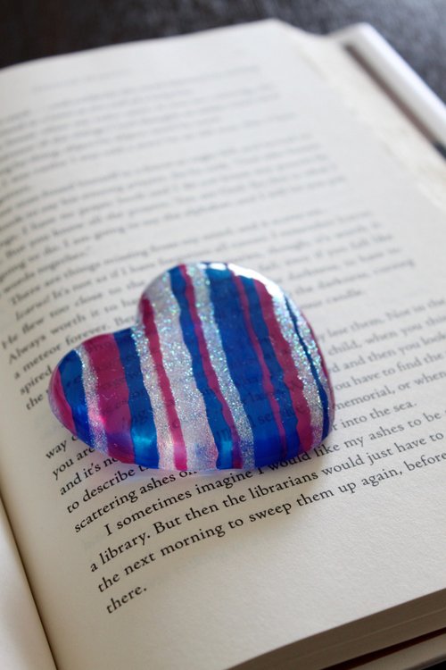 Minimalist Sapphire Blue Stripes Art Glass Heart Paper Weight Decoration