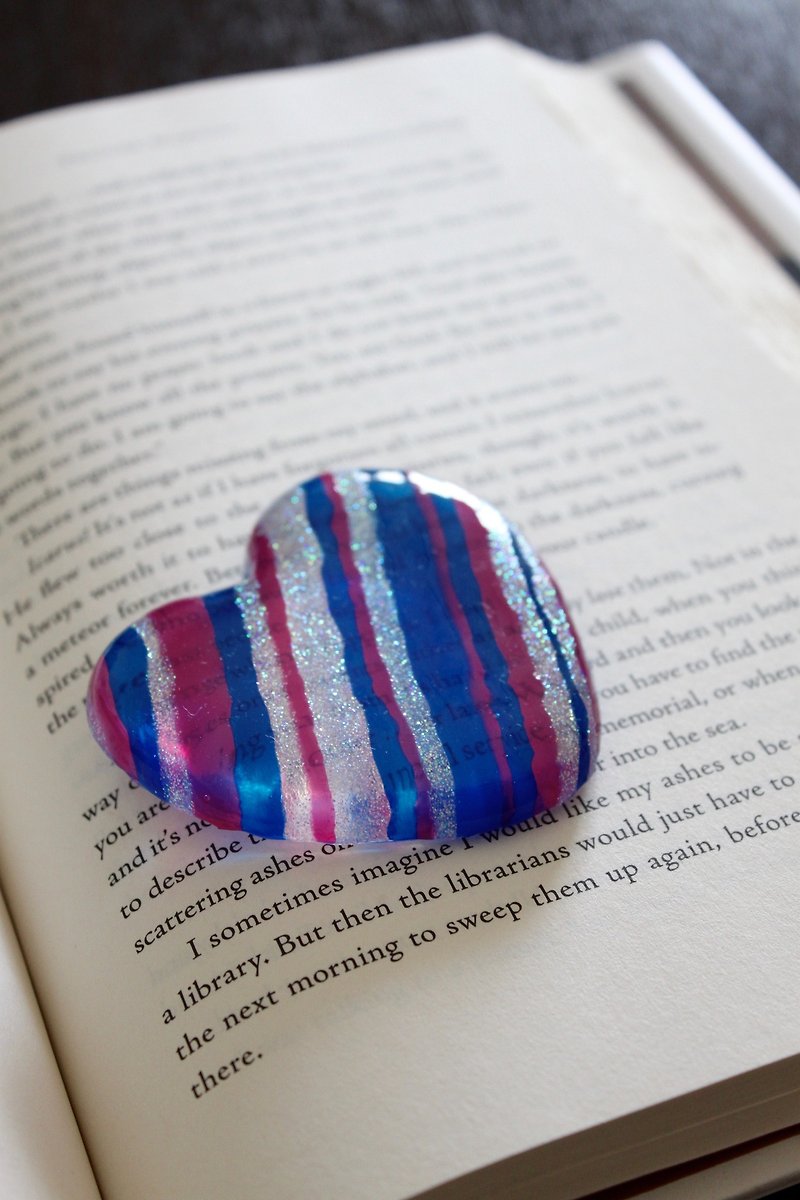 Minimalist Sapphire Blue Stripes Art Glass Heart Paper Weight Decoration - ของวางตกแต่ง - แก้ว สีน้ำเงิน