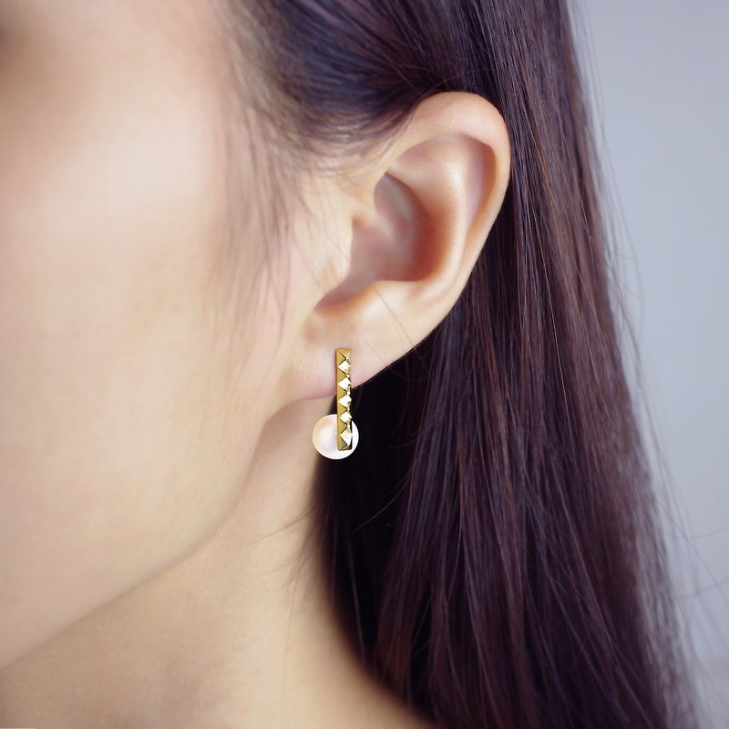 Rock rivet pearl earrings Pearl Diamante - ต่างหู - เครื่องเพชรพลอย สีทอง