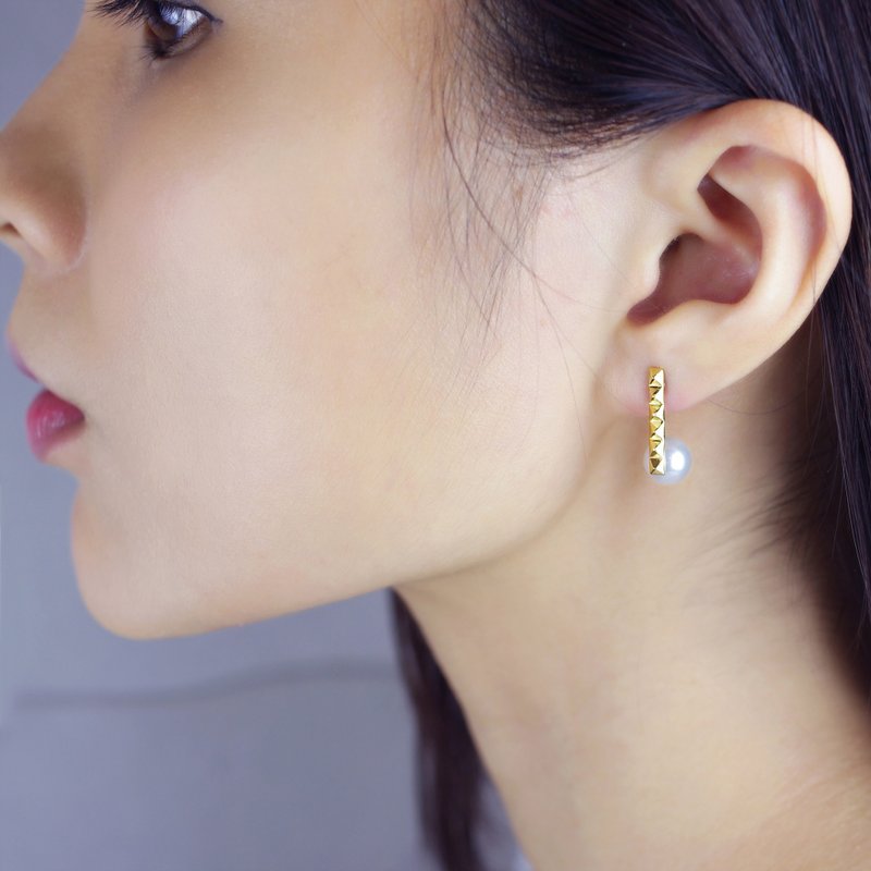 【Final Sale】Natural pearl Bronze gold-plated rock rivet earrings - ต่างหู - เครื่องเพชรพลอย สีทอง