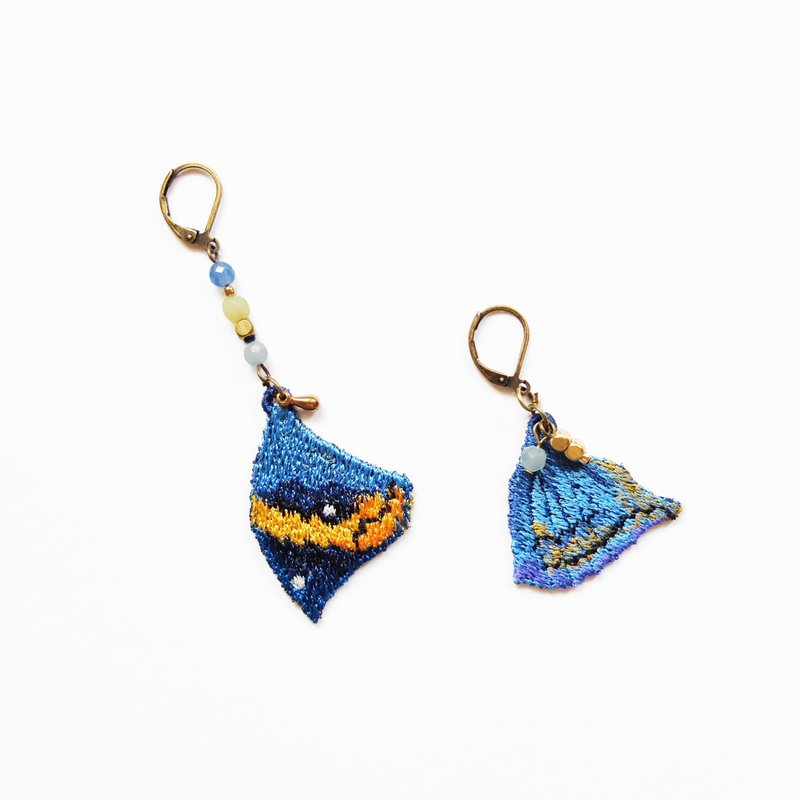 刺繡 蝴蝶 天然石蝶羽耳環 / 枯葉蝶 Dead Leaf Butterfly - 耳環/耳夾/耳骨夾 - 繡線 藍色