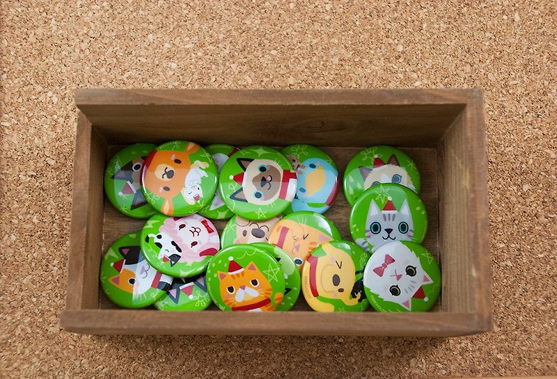 Small round badges: Christmas cat series of 16 models ー pause Sold - เข็มกลัด/พิน - โลหะ 