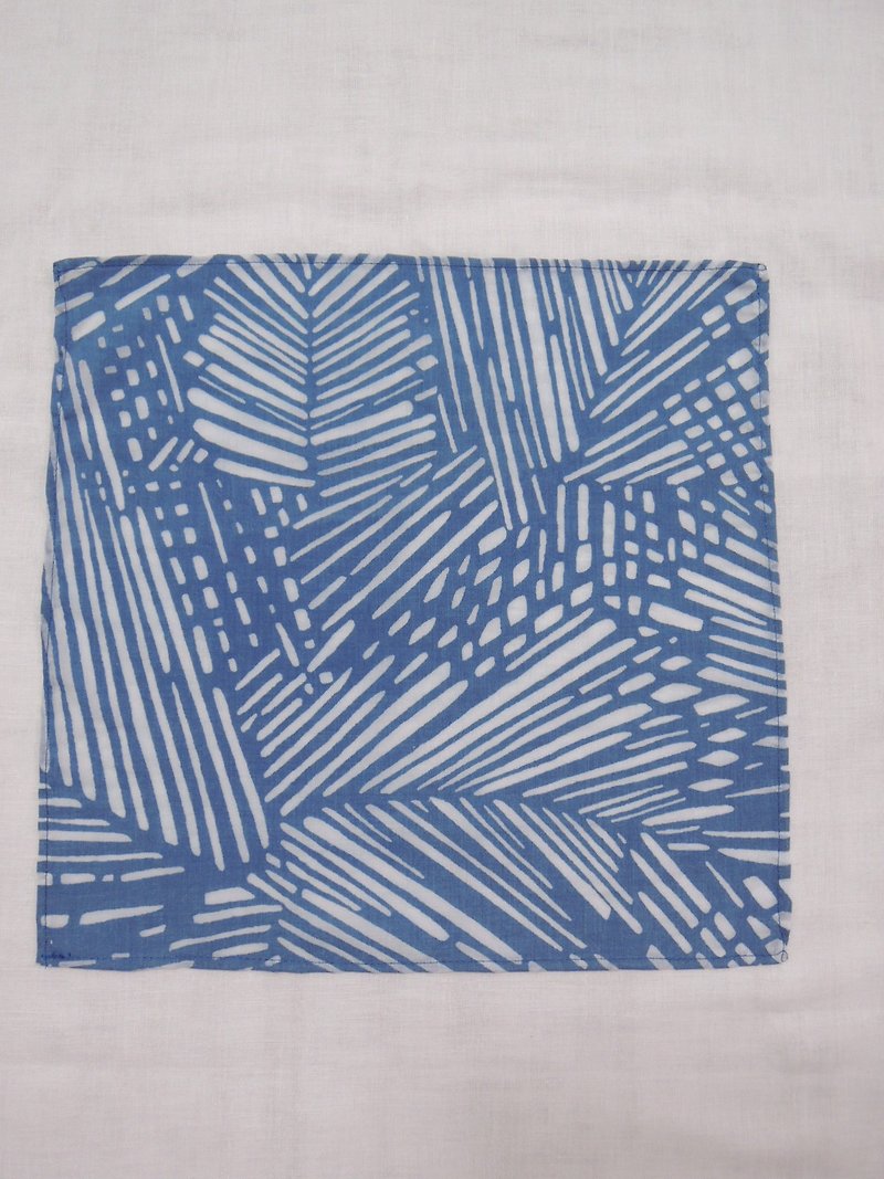 ผ้าฝ้าย/ผ้าลินิน อื่นๆ สีน้ำเงิน - [Mumu dyeing] Dajing blue dyed blue burnt cloth handkerchief