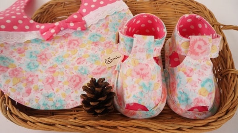 [Miya ko. Groceries handmade cloth cute pink flowers] summer essential / bibs / sandals / baby shoes / toddler shoes / full moon ceremony / month indemnity gift - ของขวัญวันครบรอบ - วัสดุอื่นๆ 