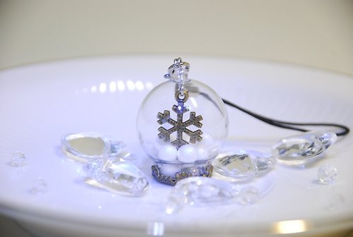 Princess Neko 貓公主 :: 貓公主 :: 玻璃小世界 ～ 雪 的 紀 念 品 //吊飾/防塵塞/鑰匙圈