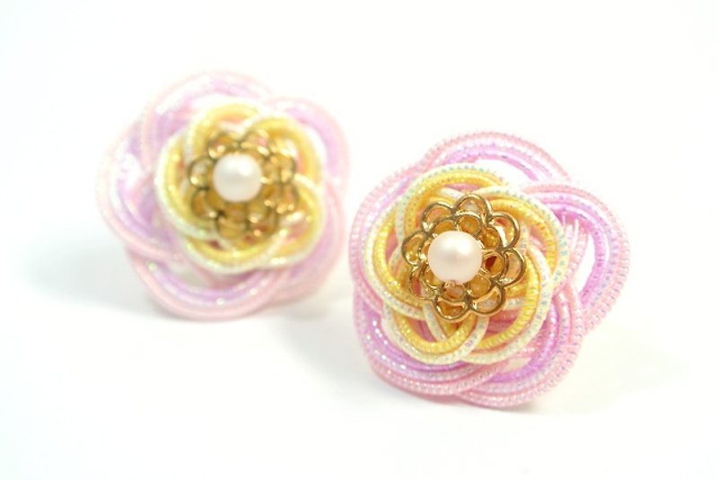 Mizuhiki piled plum knot earrings (pastel pink × pastel yellow) - Earrings & Clip-ons - Silk Pink