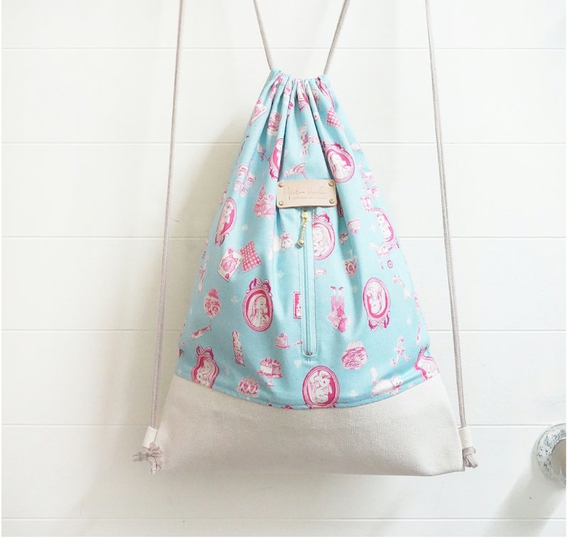 可人兒後背束口包 | 粉藍夢境愛麗絲 - Drawstring Bags - Other Materials Blue