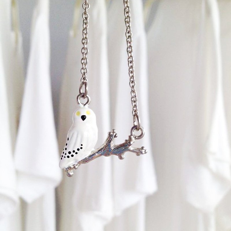 樹枝上的雪鴞琺瑯項鍊 - 項鍊 - 其他金屬 白色