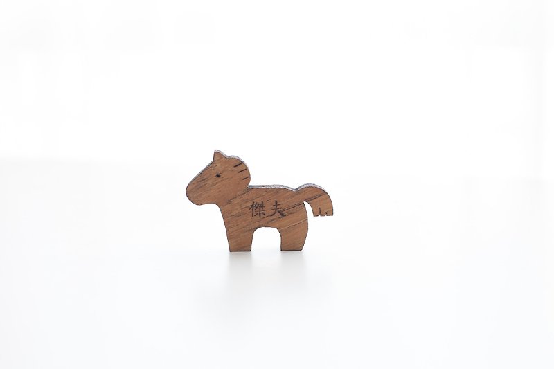 Customized Christmas Name Gift Teak/Walnut Log Dark Shaped Wood Chips-Small Wooden Horse - ที่ห้อยกุญแจ - ไม้ สีนำ้ตาล
