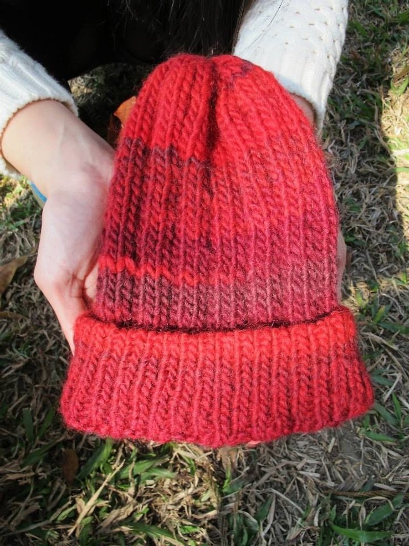 Granny's 100% Hand Made Hat - Burgundy Gradient - หมวก - วัสดุอื่นๆ สีแดง