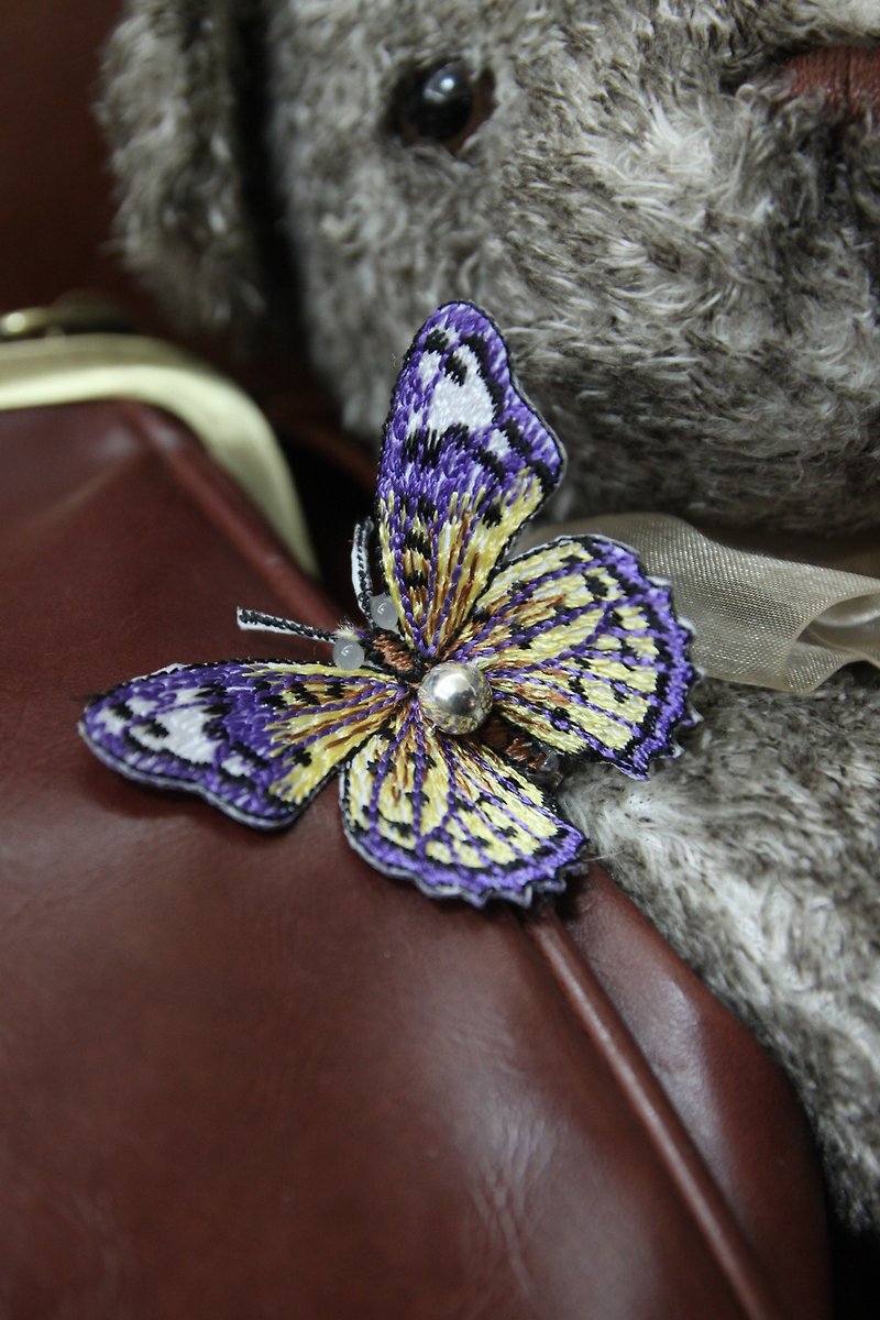 風の生地の蝶のピン -  Zihuang - ブローチ - その他の素材 パープル