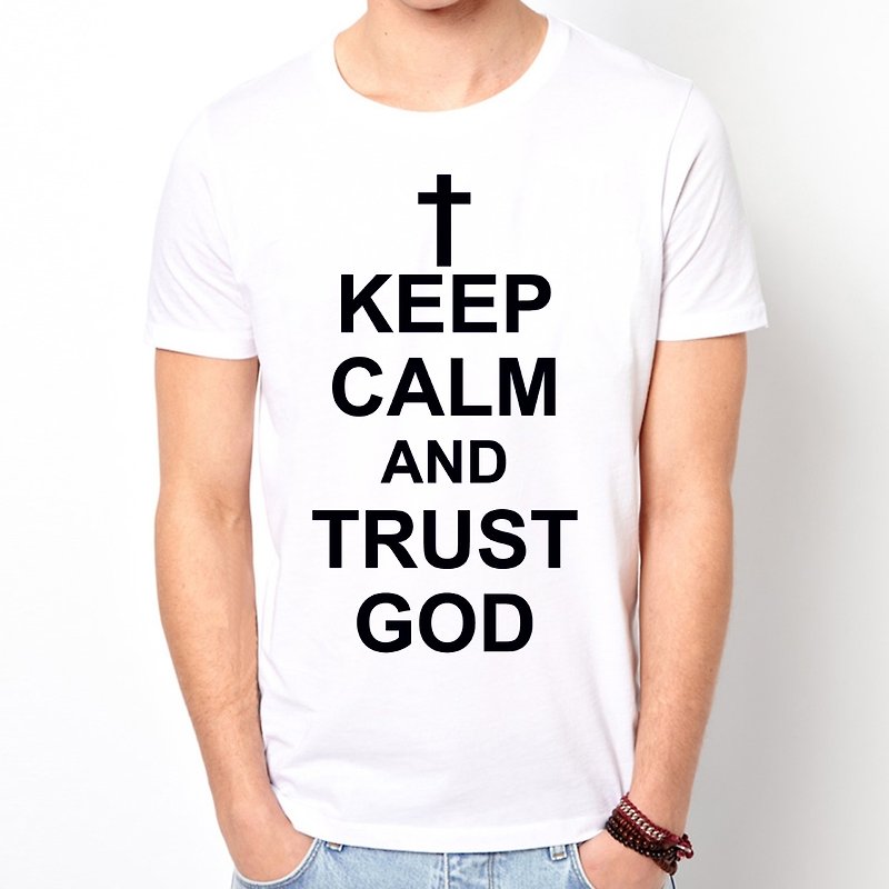 KEEP CALM AND TRUST GOD short-sleeved T-shirt-2 color text cross design - เสื้อยืดผู้ชาย - วัสดุอื่นๆ หลากหลายสี
