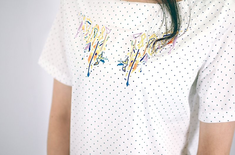 【Off-season sale】humming-embroidered water jade blouse embroidered short-sleeved blouse - เสื้อยืดผู้หญิง - วัสดุอื่นๆ ขาว