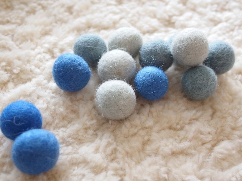 "Baa Baa House" 20 wool felt balls (winter color) - Knitting, Embroidery, Felted Wool & Sewing - Wool Multicolor