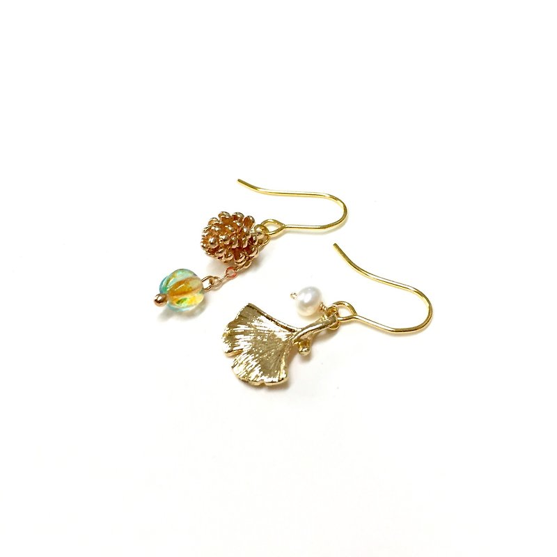 【Ruosang】【Autumn. Story] Pine Cone. ginkgo. Imported glass beads. Hand made asymmetric earrings - ต่างหู - แก้ว สีเหลือง