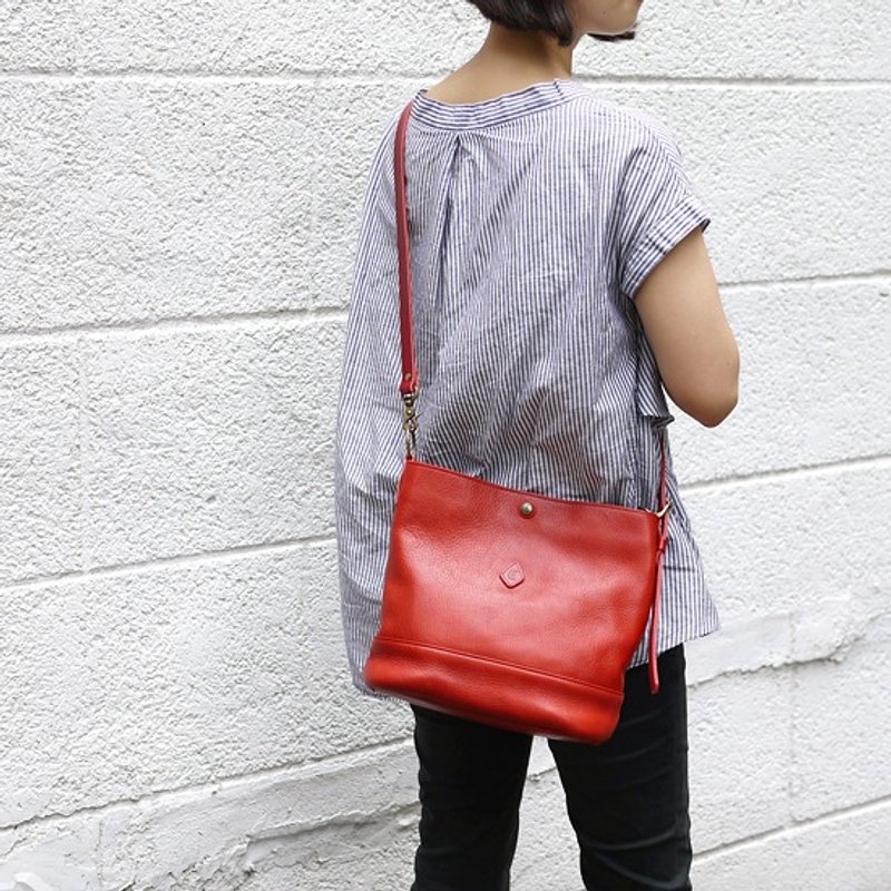 Japan's ultra-popular simple leather shoulder bag shoulder bag dual-use package Red Made in Japan by CLEDRAN - กระเป๋าแมสเซนเจอร์ - หนังแท้ สีแดง