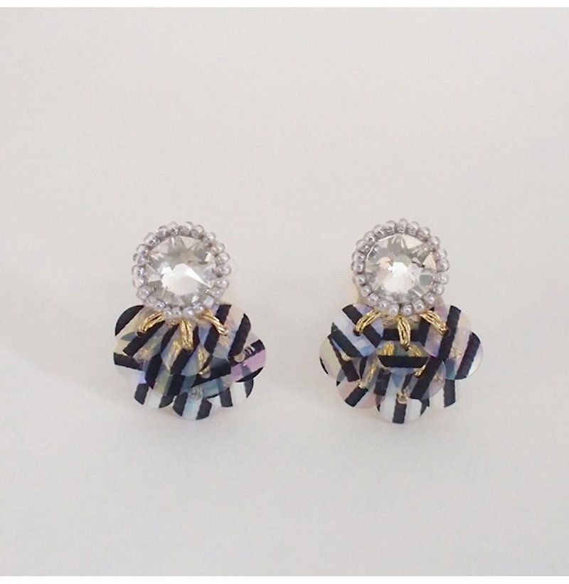 stud earrings"bijoux & stripe" - ต่างหู - วัสดุอื่นๆ สีดำ