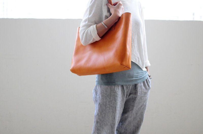 Hand Stitched Washed-Out Leather Tote Bag (Larger version) - กระเป๋าแมสเซนเจอร์ - หนังแท้ 