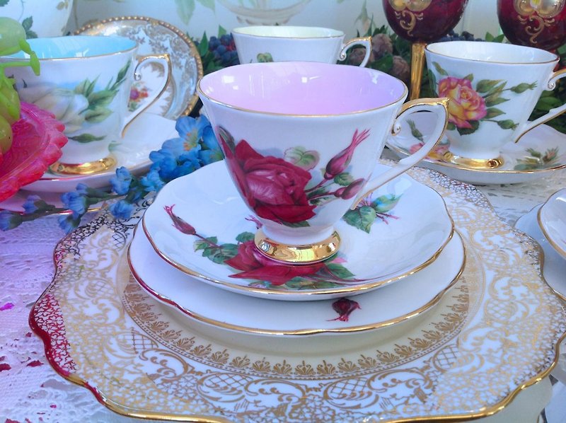 ♥安妮瘋古物♥英國骨瓷Royal albert 集團紅玫瑰花茶杯咖啡杯三件組~ 新年送禮 - 茶壺/茶杯/茶具 - 其他材質 紅色