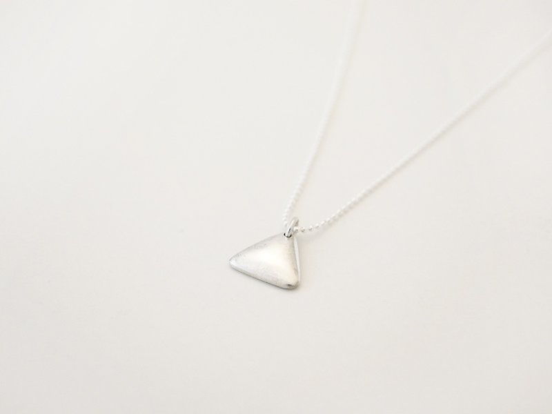 Charlene sterling silver hand-made -*elegant arc triangle pendant necklace - small* - สร้อยคอทรง Collar - โลหะ สีเทา