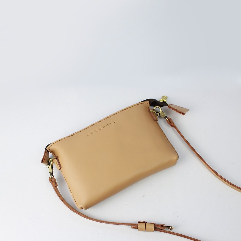 Zemoneni leather unisex shoulder bag in Beige color - กระเป๋าคลัทช์ - หนังแท้ สีทอง