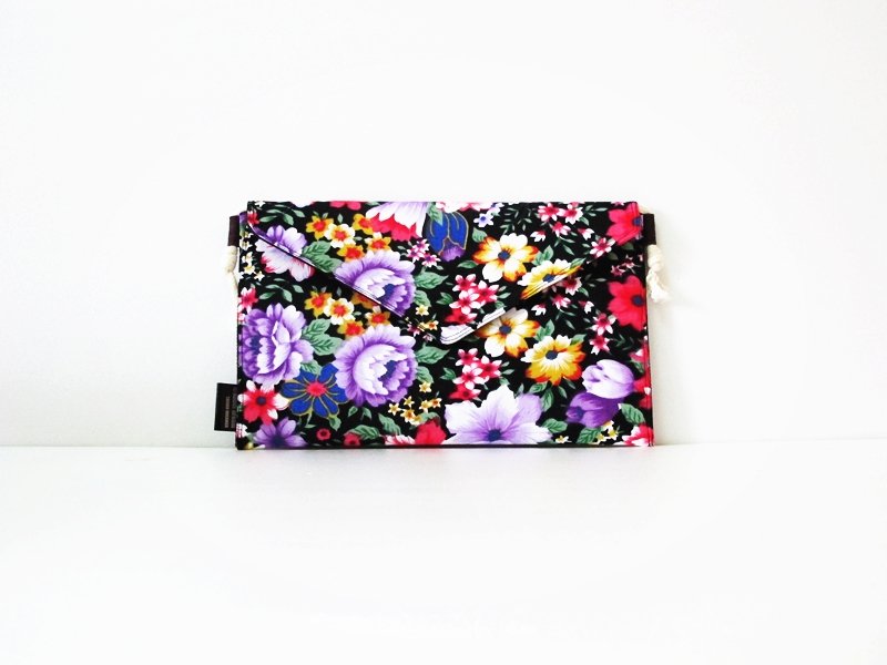 【手拿包/側背包/信封包/Dream Bag-復古黑底小花花】母親節首選 - 手拿包 - 其他材質 