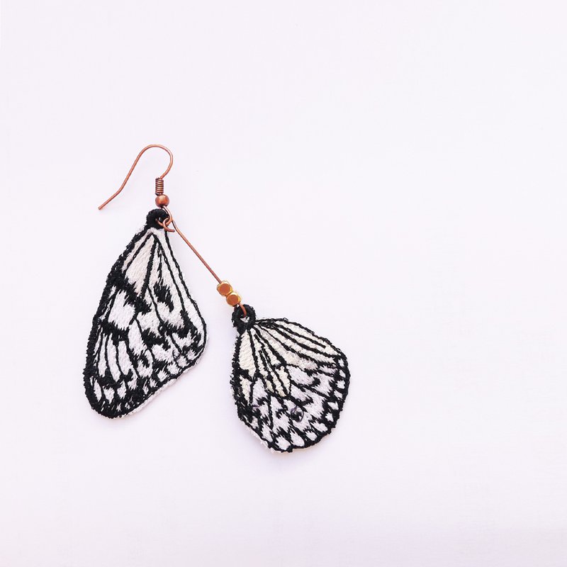 ［織林］刺繡。蝶羽耳環（雙翅） / 大白斑蝶 Idea leuconoe clara - 耳環/耳夾/耳骨夾 - 繡線 白色