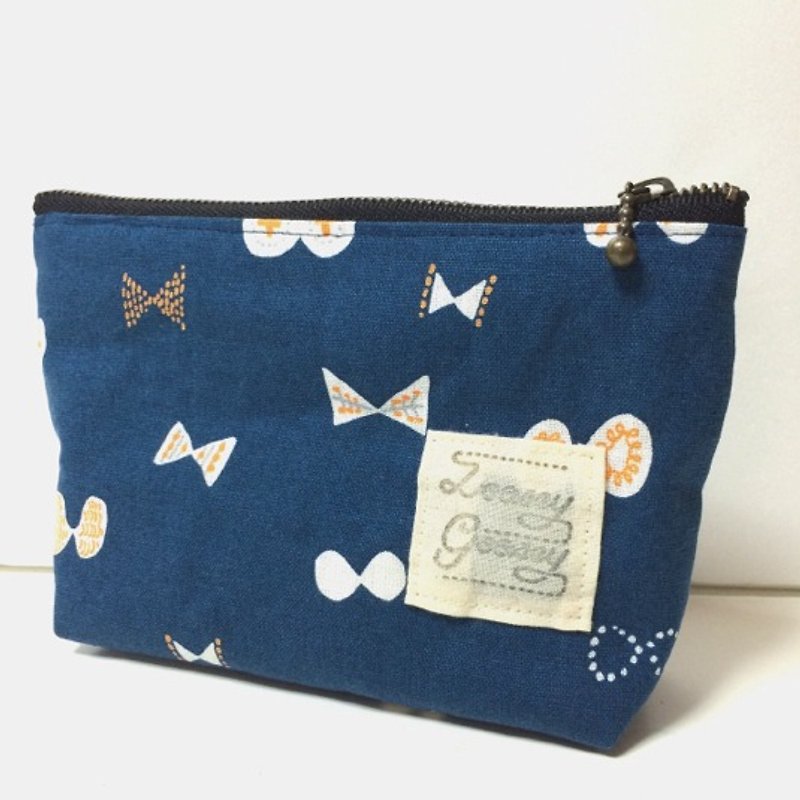 Butterfly Ribbon Pouch Cotton Linen Navy - กระเป๋าเครื่องสำอาง - ผ้าฝ้าย/ผ้าลินิน สีน้ำเงิน