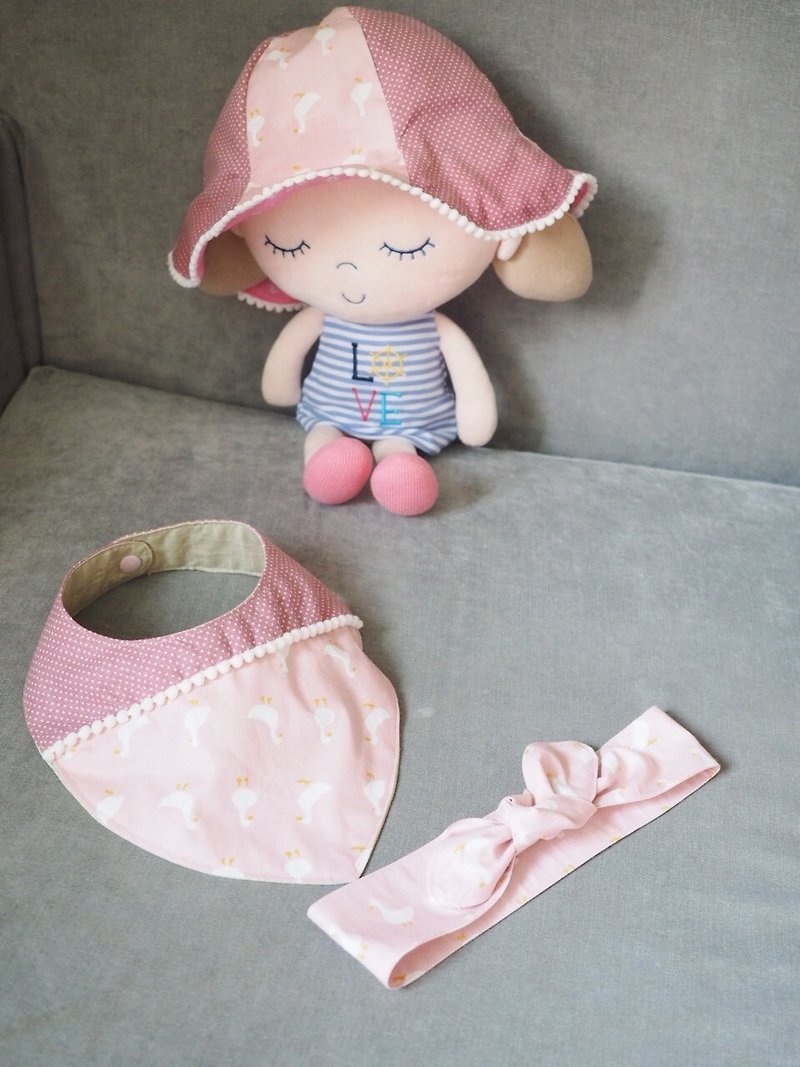 手作粉紅小鴨雙面棉質防曬帽子/嬰孩圍兜/兔耳髮帶禮物套裝 - 彌月禮盒 - 棉．麻 粉紅色