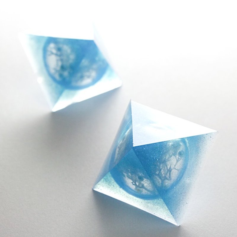 Snow Ball pyramid earrings (I want to go Okinawa) - ต่างหู - วัสดุอื่นๆ สีน้ำเงิน