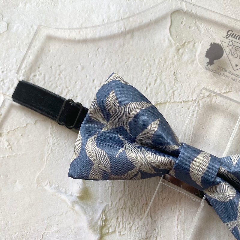 Style 0113 Blue Feather Printed Bowtie - Bridal Groom Gift & Wedding Bowtie - สร้อยติดคอ - วัสดุอื่นๆ สีน้ำเงิน