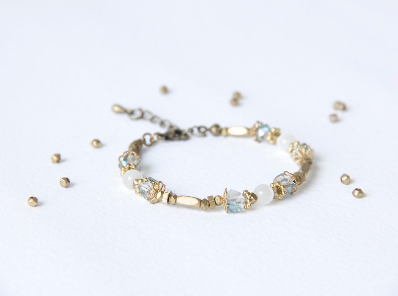 Retro Vintage/Waltz - Glass Beaded Opal Brass Bracelet - สร้อยข้อมือ - เครื่องเพชรพลอย สีทอง