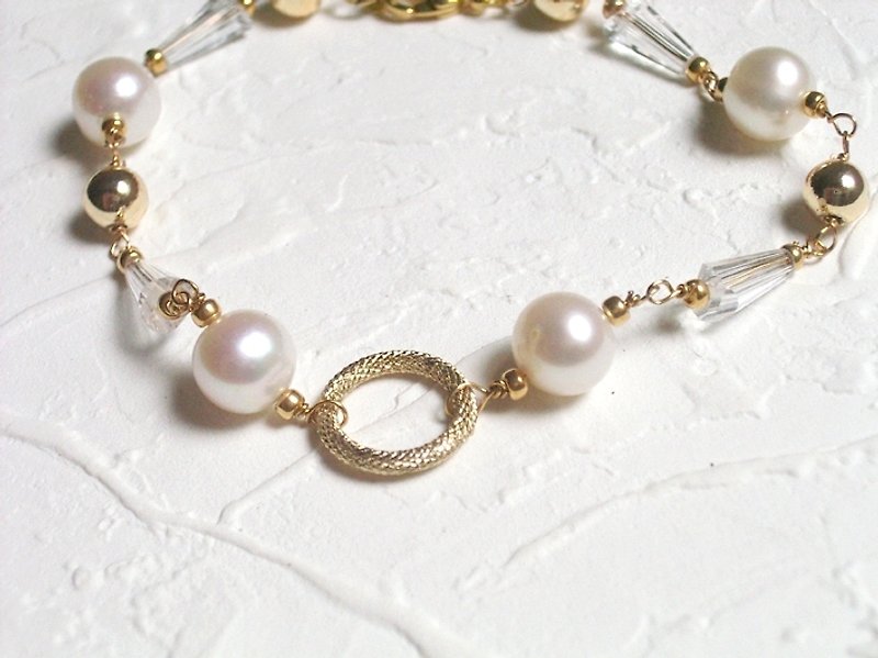 Through fresh white natural pearl and gold bracelet - สร้อยข้อมือ - วัสดุอื่นๆ ขาว