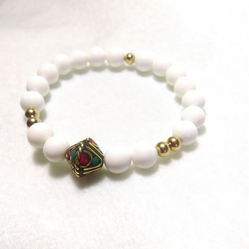 【LeRoseArts】Blanc-de-Charme series bracelet white clam x Caizang beads x Bronze - Bracelets - Gemstone White