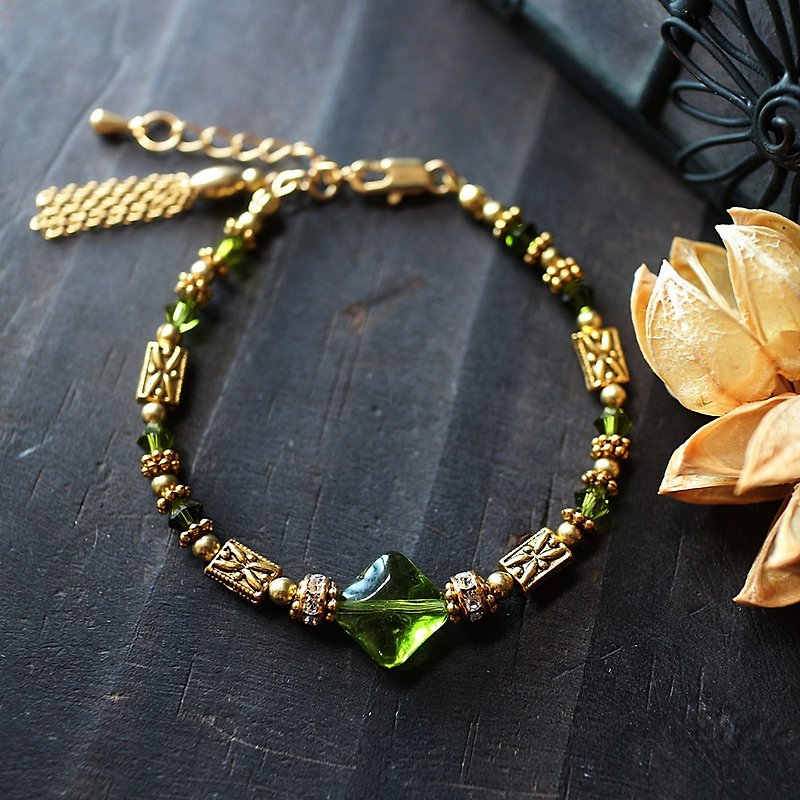 EF series NO.53 dark green retro palace carved antique glass gorgeous brass bracelet - Bracelets - Glass Green