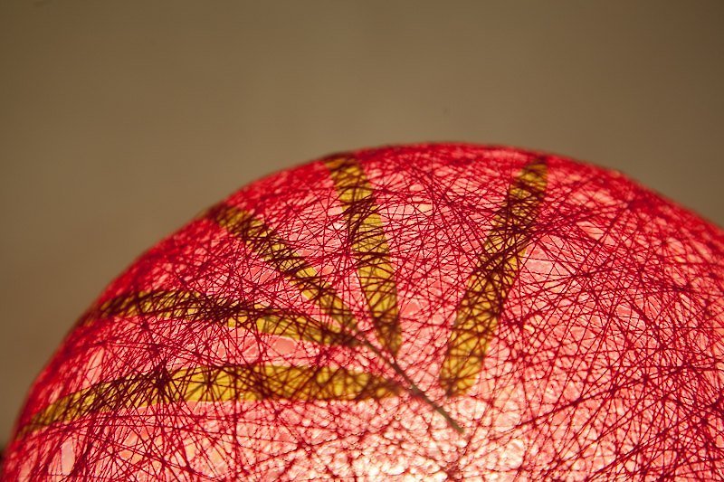 【赤い笹の葉】手編みのボールランプシェード - 照明・ランプ - その他の素材 レッド