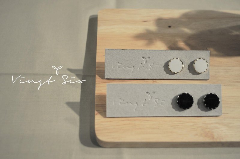 ヴィンテージボタンのイヤリング（ビンテージイヤリング）（黒と白のいずれかを選択） - ピアス・イヤリング - 金属 ホワイト