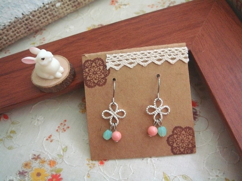 Garohands matte silver four-leaf clover twill feel earrings * pink mint D060 - Earrings & Clip-ons - Other Materials Multicolor