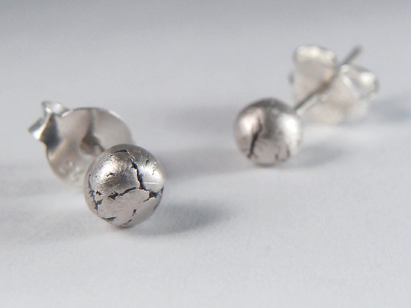 Round crackle sterling silver earrings - ต่างหู - โลหะ สีเทา
