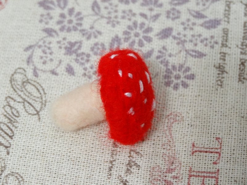Red wool felt mushrooms (which can be made to wear a strap!) - ตุ๊กตา - ขนแกะ สีแดง