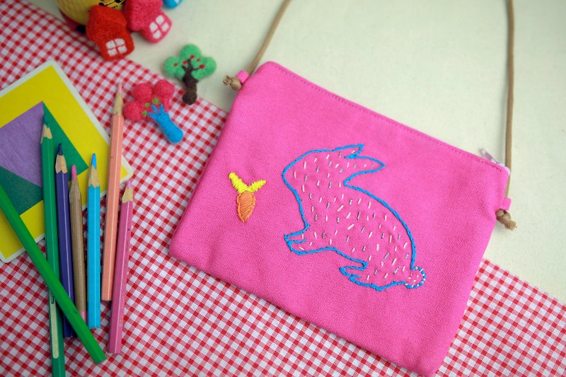 @ Eat rabbit hand-embroidered small square package - กระเป๋าสตางค์ - วัสดุอื่นๆ 