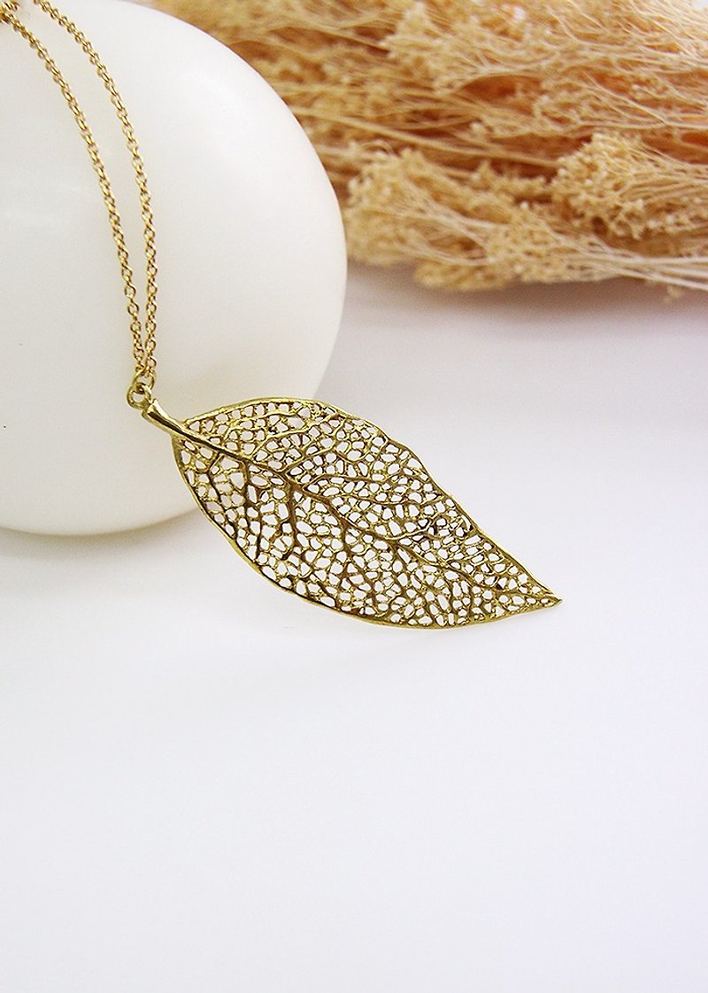 Golden Nature Leaf Charm / Woman Jewelry Necklace / Vintage Style Brass Pendant Accessories - Necklaces - Other Metals Gold