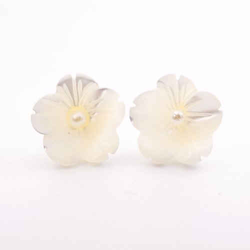 A Handmade A Handmade 白色貝殼花配珍珠耳環