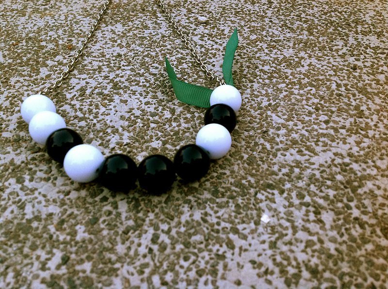 ∞ necklace with black and white leaves - สร้อยคอ - โลหะ สีดำ