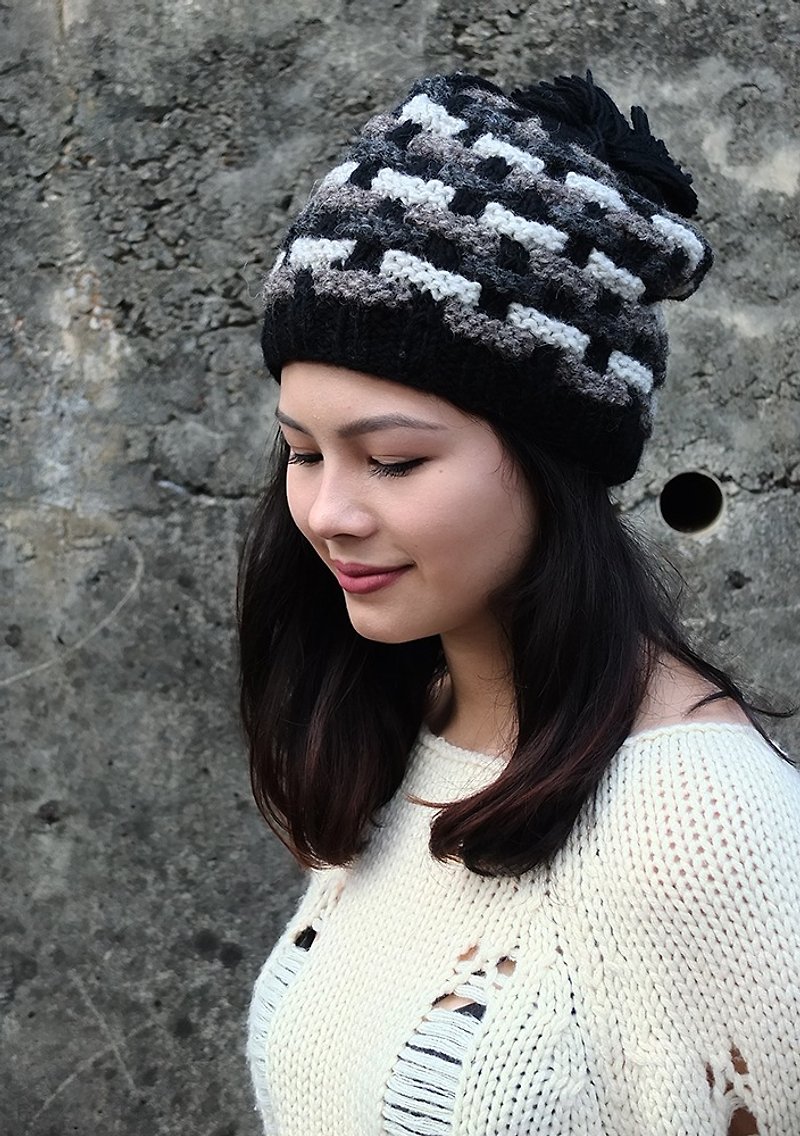 【Grooving the beats】Handmade Hand Knit Wool Beanie Hat with Pompom（Stripe_Dark Grey） - หมวก - ขนแกะ สีดำ