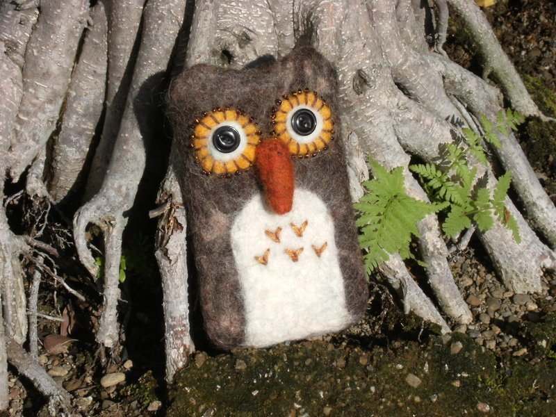 Wool felt iPhone case-Owl - เคส/ซองมือถือ - ขนแกะ สีนำ้ตาล