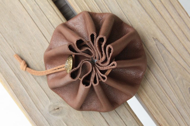 cottontail // handmade leather headphone dumpling case - กระเป๋าเครื่องสำอาง - หนังแท้ สีนำ้ตาล