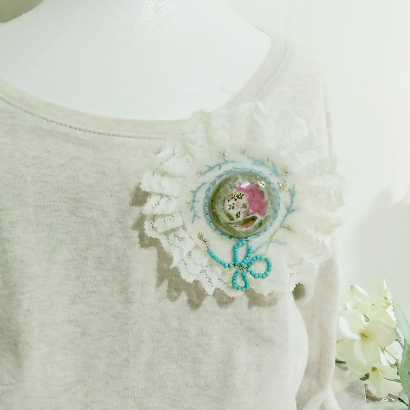 White lace embroidery bird brooch - เข็มกลัด - วัสดุอื่นๆ ขาว